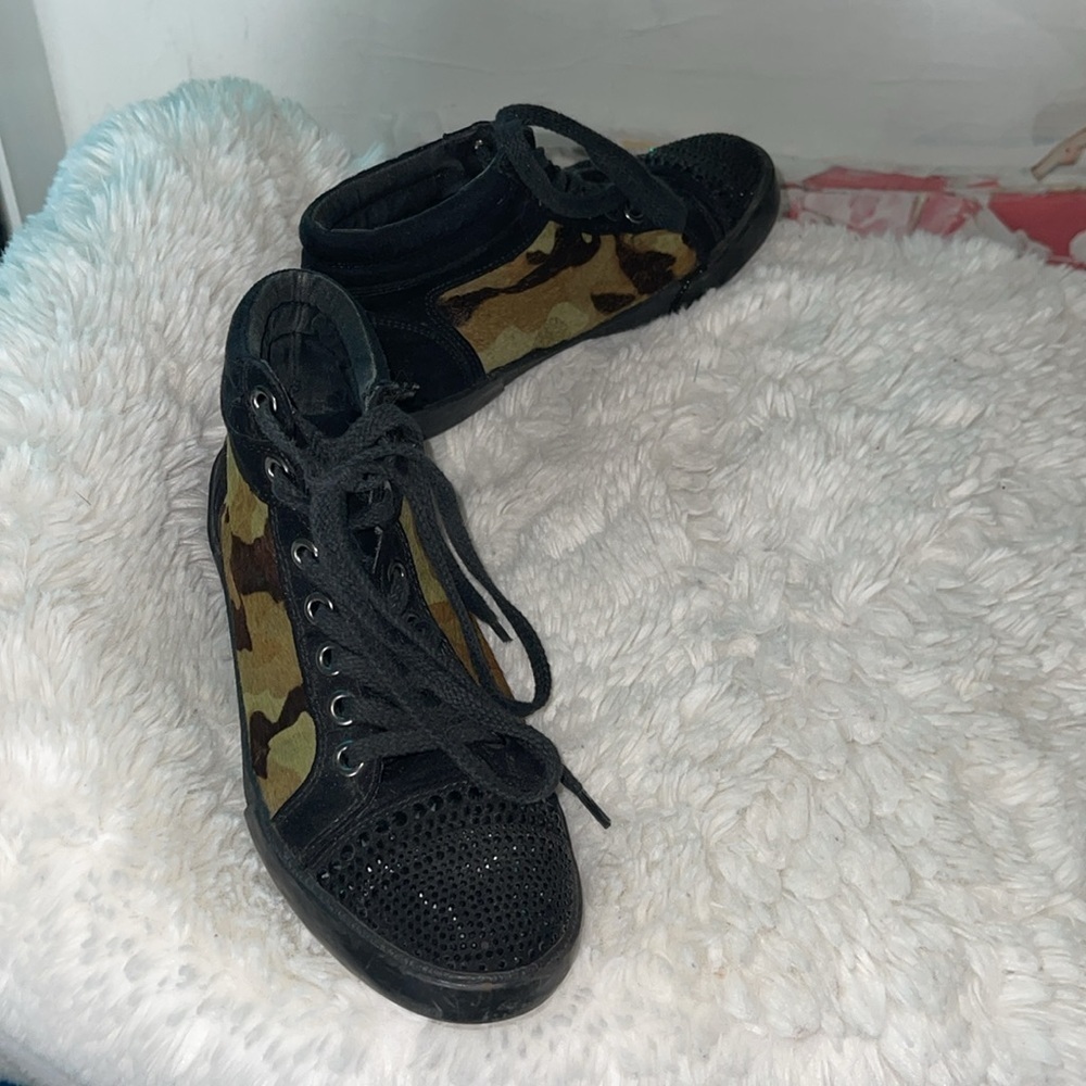 Kurt Geiger Carvela Stylish Black and Camouflage High-Top Sneakers - Picture 5 of 9